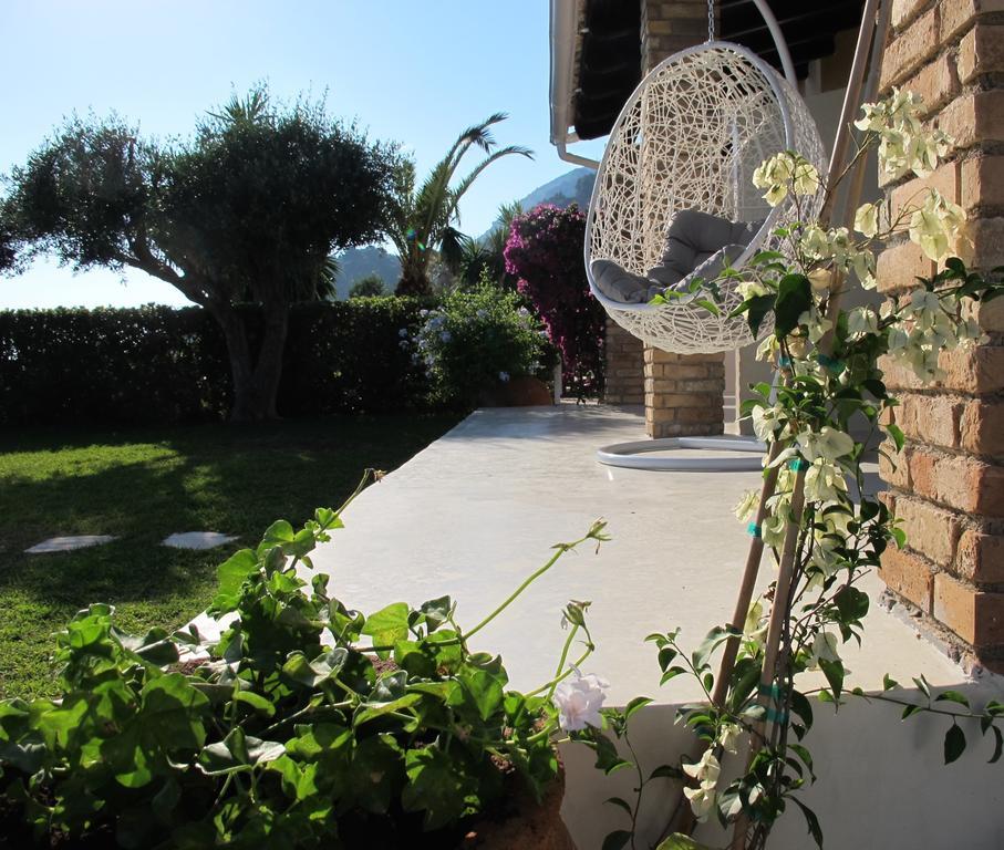 Seafront Calista Beach House With Garden Глифада Екстериор снимка