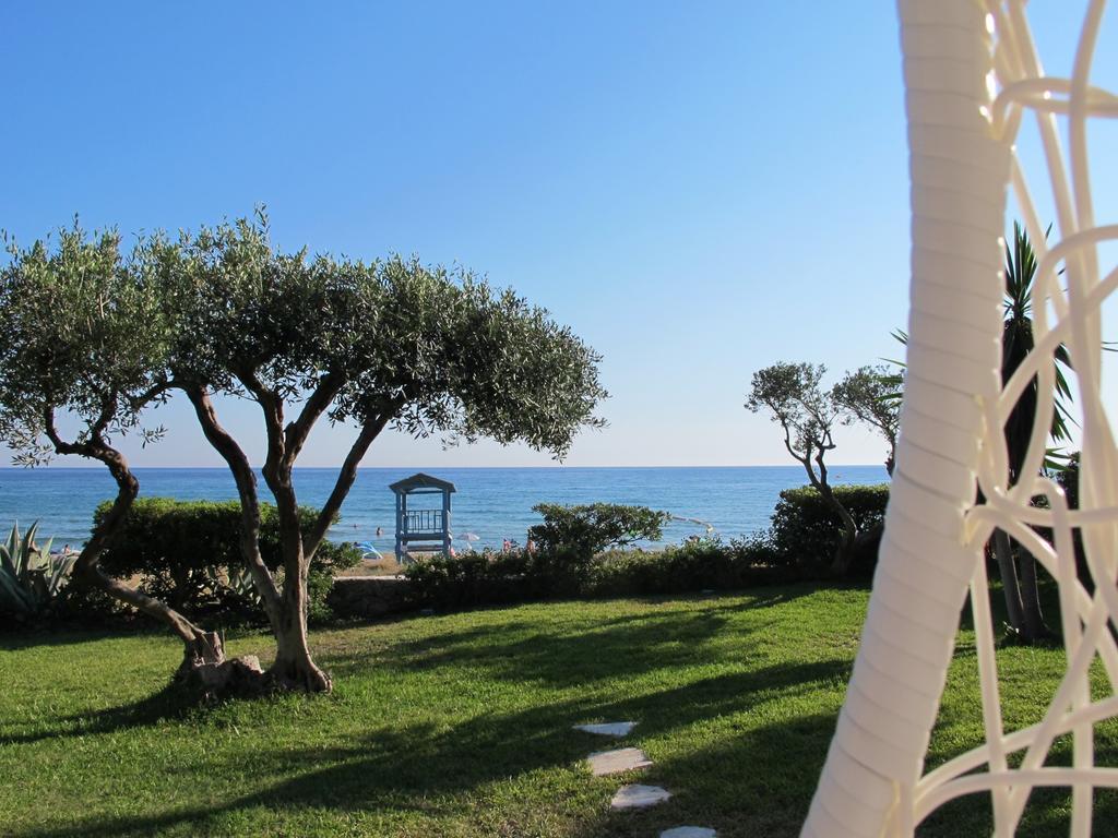 Seafront Calista Beach House With Garden Глифада Екстериор снимка