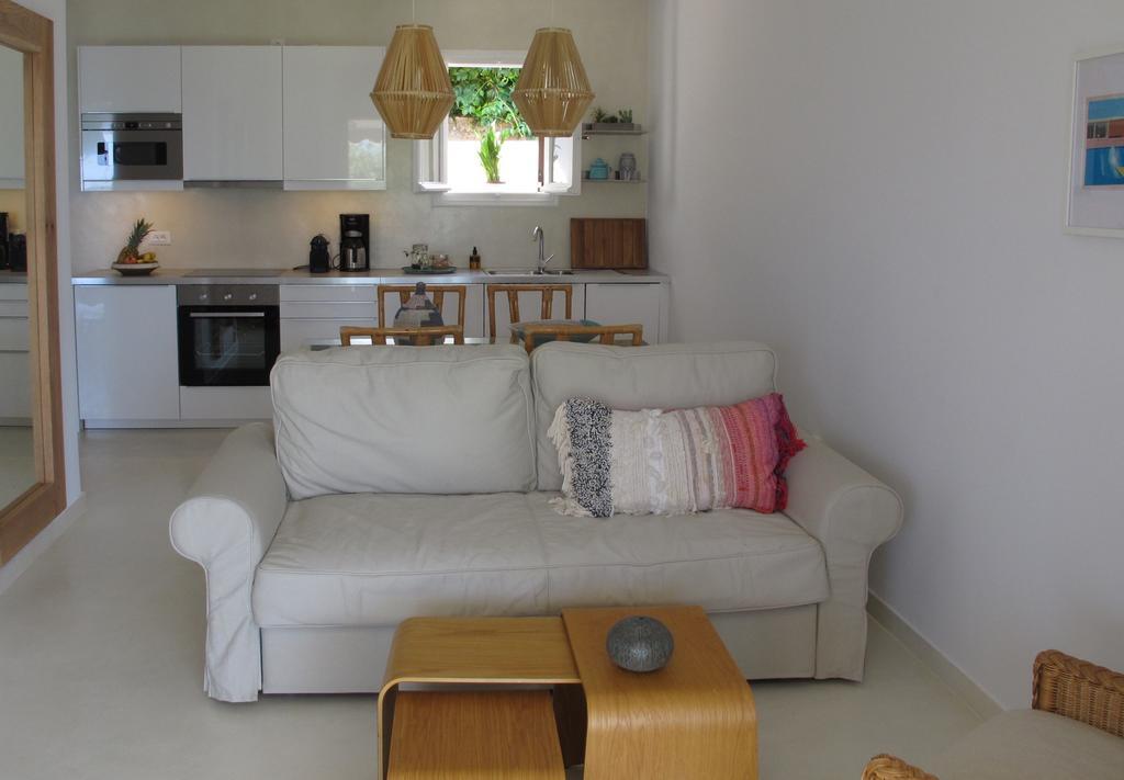Seafront Calista Beach House With Garden Глифада Екстериор снимка