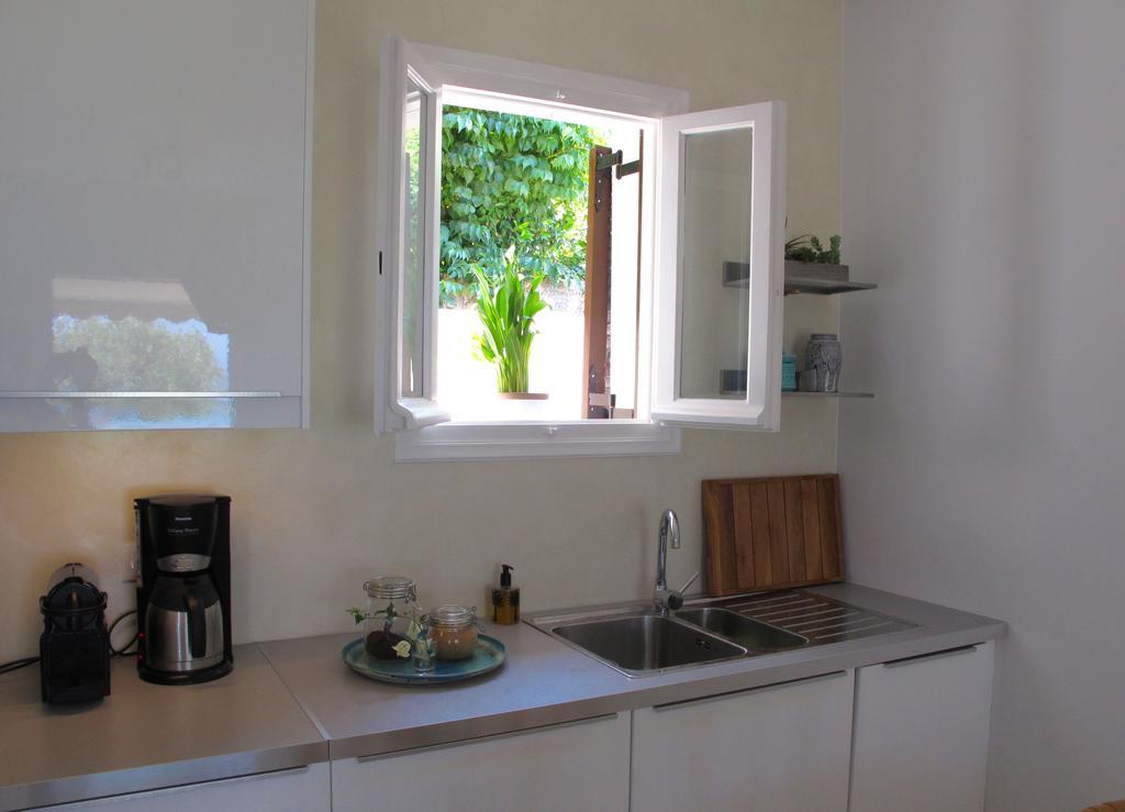 Seafront Calista Beach House With Garden Глифада Екстериор снимка