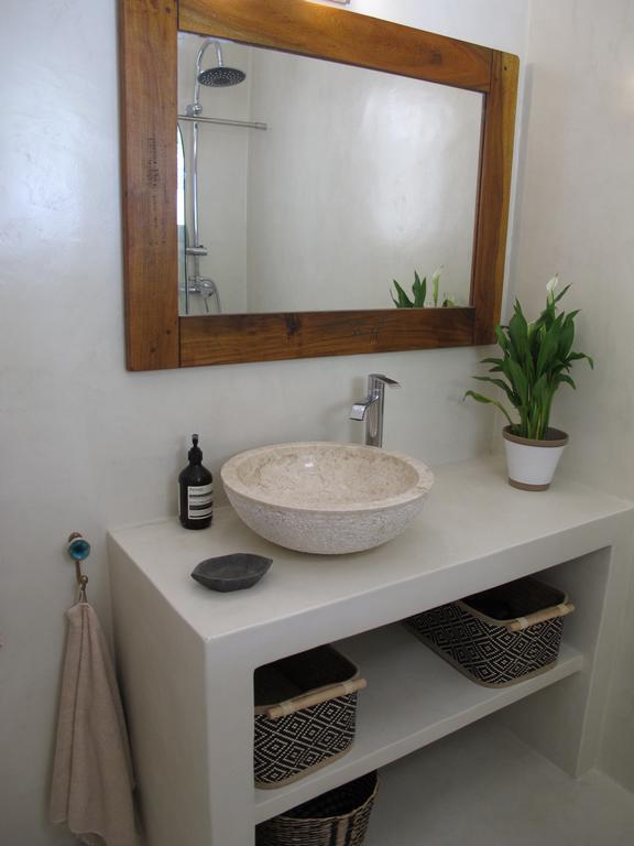 Seafront Calista Beach House With Garden Глифада Екстериор снимка