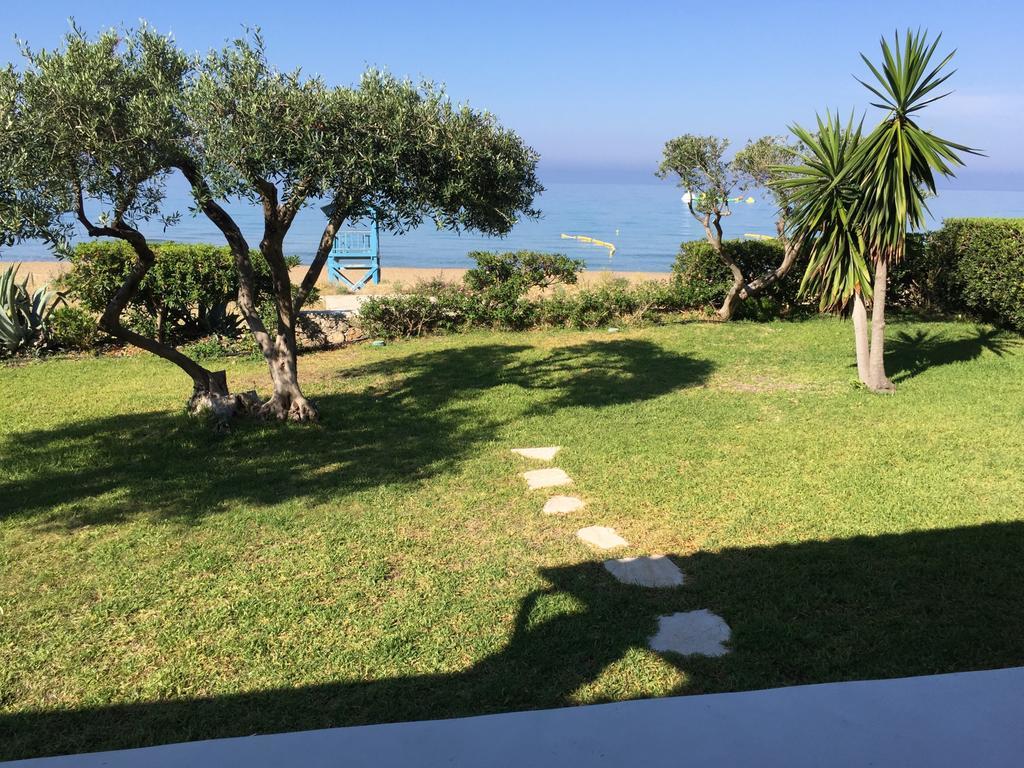 Seafront Calista Beach House With Garden Глифада Екстериор снимка