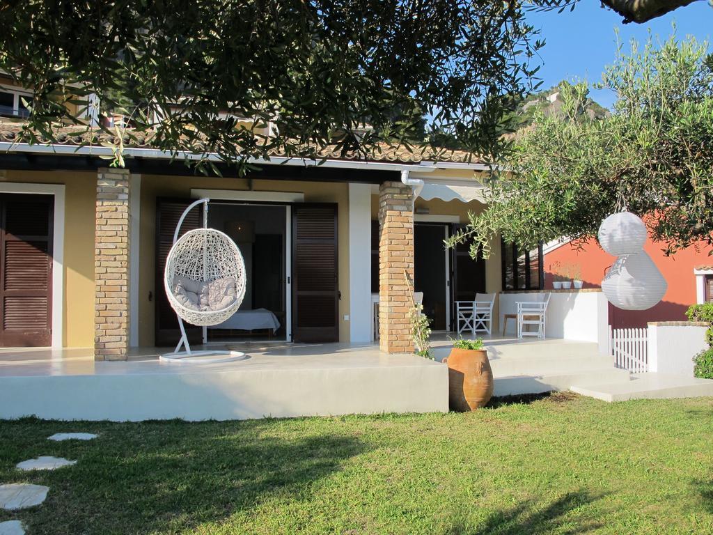 Seafront Calista Beach House With Garden Глифада Екстериор снимка