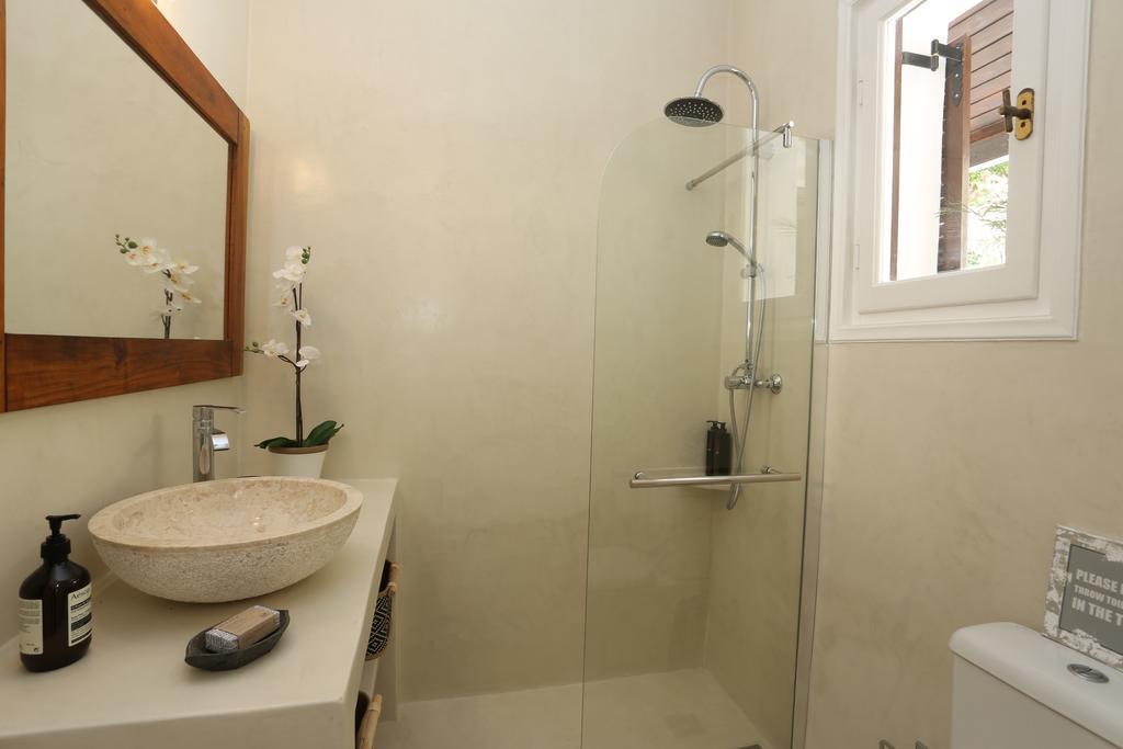 Seafront Calista Beach House With Garden Глифада Екстериор снимка